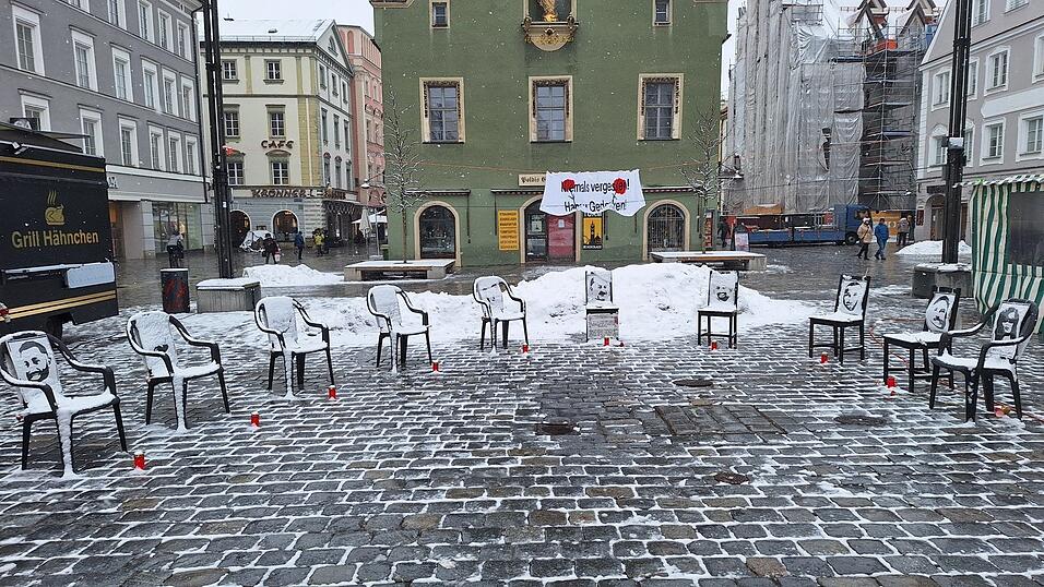 Am Ludwigsplatz standen am Donnerstagvormittag leere St&uuml;hle zum Gedenken an die Anschlagsopfer von Hanau. Da die Aktion nicht angemeldet war und keine Verantwortlicher bekannt war, entfernte die Stadt die St&uuml;hle mittags.