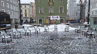 Am Ludwigsplatz standen am Donnerstagvormittag leere St&uuml;hle zum Gedenken an die Anschlagsopfer von Hanau. Da die Aktion nicht angemeldet war und keine Verantwortlicher bekannt war, entfernte die Stadt die St&uuml;hle mittags.