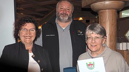 B&uuml;rgermeisterin Angelika Leitermann und Vorsitzender Andreas Menacher ehrten Katharina Tremmel f&uuml;r ihre Verdienste als langj&auml;hrige Sektionsvorsitzende mit dem Ehrenzeichen der Gemeinde Arnbruck.