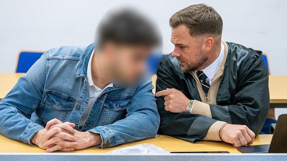 Der 28-Jährige spricht im Verhandlungssaal des Landshuter Landgerichts mit seinem Verteidiger André Miegel. Der 28-Jährige spricht im Verhandlungssaal des Landshuter Landgerichts mit seinem Verteidiger André Miegel.