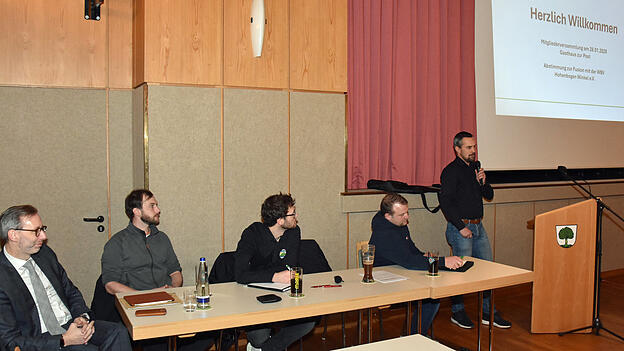 Gesch&auml;ftsf&uuml;hrer Florian Weigl (r.) erl&auml;uterte dem Vorsitzenden Reinhold Sauer, Gesch&auml;ftsf&uuml;hrer Max Lankes, F&ouml;rster S&ouml;ren Bernhardt und Justitiar Markus Ziesche (v.r.), warum der Zusammenschluss mit der WBV-Hohenbogen-Winkel Sinn macht.