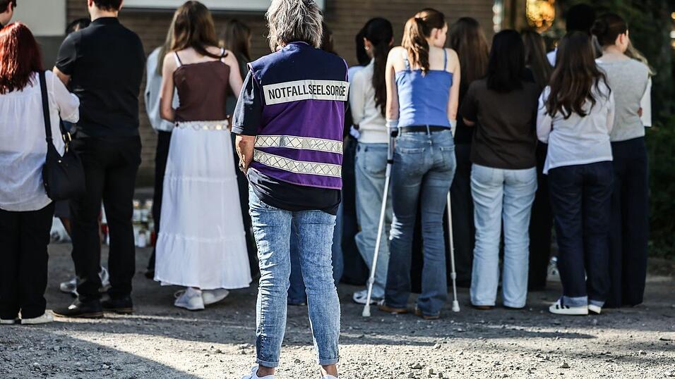 Notfallseelsorger helfen Betroffenen und Mitschülern nach dem schweren Unfall in Dinslaken Notfallseelsorger helfen Betroffenen und Mitschülern nach dem schweren Unfall in Dinslaken