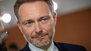Christian Lindner (FDP), Bundesminister der Finanzen, hatte sich bereits für einen Abbau staatlicher Subventionen ausgesprochen. Christian Lindner (FDP), Bundesminister der Finanzen, hatte sich bereits für einen Abbau staatlicher Subventionen ausgesprochen.