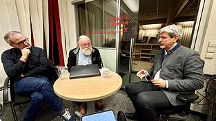 Mehr Transparenz durch Sitzungsprotokolle und -videos im Internet sowie auch eine fr&uuml;here Beratung zwischen Amtsleitern und Stadtrat beim Schn&uuml;ren des st&auml;dtischen Haushalts: Diese Forderungen wurden von Stefan Zeller und G&uuml;nter Stelzer an Amtsinhaber Sandro Bauer (von links) herangetragen. Dieser verteidigte die bisherige Vorgehensweise bei der Aufstellung des Haushalts.