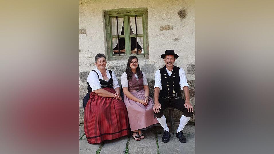 Rosmarie und Katharina Meinzinger und Adolf Foidl haben sich am 11. August 2021 in Tracht im Bauernhof-Museum in Tittling fotografieren lassen. Anschließend haben sie sich Passau angeschaut und den Tag im Biergarten in Aiterhofen ausklingen lassen. Rosmarie und Katharina Meinzinger und Adolf Foidl haben sich am 11. August 2021 in Tracht im Bauernhof-Museum in Tittling fotografieren lassen. Anschließend haben sie sich Passau angeschaut und den Tag im Biergarten in Aiterhofen ausklingen lassen.