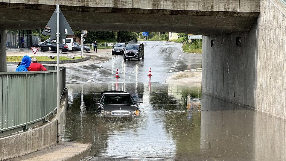 Ein Auto wurde in einer Unterf&uuml;hrung &uuml;berflutet.