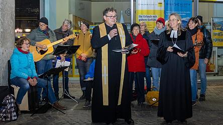 Dekan Alexander Blei (M.) und Dekanin Nina Lubomierski (r.) sprachen zum Abschluss gemeinsam den Abschlusssegen am Ländtor.