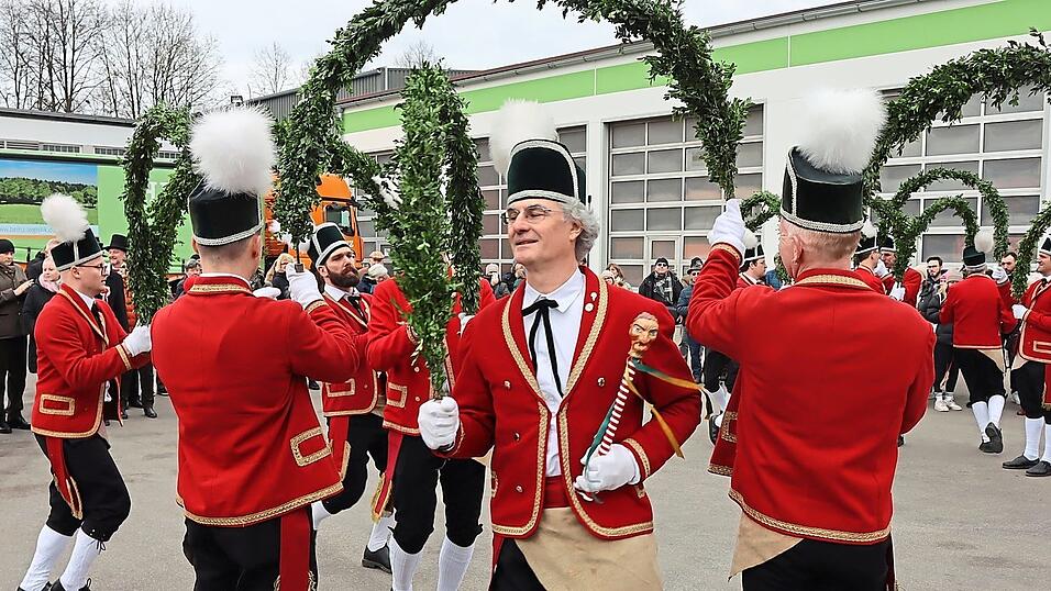 Ab dem Jahreswechsel beginnen die Vorbereitungen auf die nächste Schäfflersaison in der Dreirosenstadt für den Fasching 2027. Dann stehen vom 22. Januar bis 9. Februar wieder mehr als 100 Auftritte an.