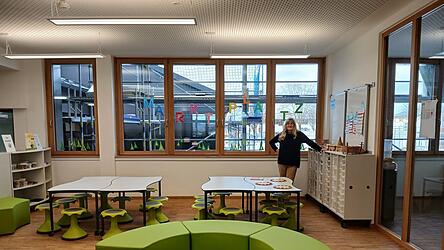 Auch optisch ein Unterschied zum herk&ouml;mmlichen Klassenzimmer: Vier Lernlandschaften - hier der Blick auf einen &bdquo;Marktplatz&ldquo;, in dem selbstst&auml;ndig gearbeitet wird - stehen den Sch&uuml;lern der insgesamt acht Klassen der Grundschule Kirchroth k&uuml;nftig zur Verf&uuml;gung. Schulleiterin Elke Holmer (hinten) und ihre Lehrerkolleginnen haben in den Weihnachtsferien angefangen, alles mit Material zu best&uuml;cken.