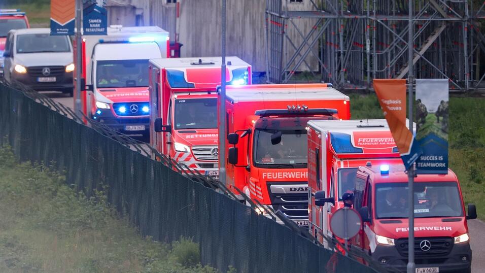 Rettungswagen aus Deutschland holten die deutschen Passagiere am Flughafen Eindhoven ab. Rettungswagen aus Deutschland holten die deutschen Passagiere am Flughafen Eindhoven ab.