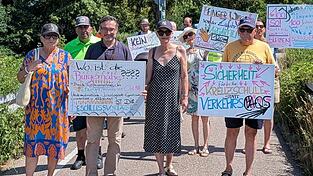 Trotz der hohen Temperaturen machten sich die Demonstranten auf den Weg durch die Siedlung.