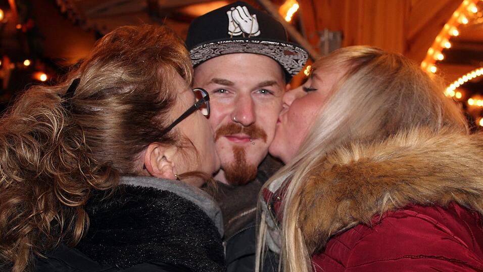 Auch am Samstag, 15. Dezember, strömten wieder etliche Besucher aus Landshut und Umgebung zur Weihnachtspyramide am Alten Viehmarkt. Auch am Samstag, 15. Dezember, strömten wieder etliche Besucher aus Landshut und Umgebung zur Weihnachtspyramide am Alten Viehmarkt.