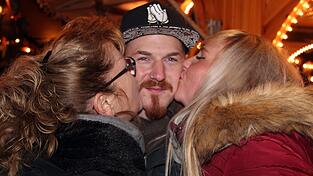 Auch am Samstag, 15. Dezember, str&ouml;mten wieder etliche Besucher aus Landshut und Umgebung zur Weihnachtspyramide am Alten Viehmarkt.