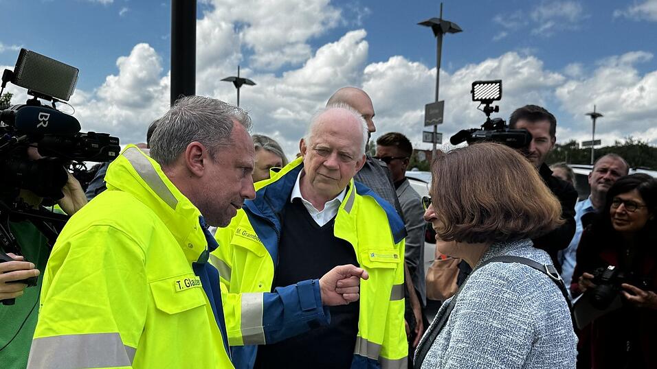 Umweltminister Thorsten Glauber (FW) ist in Regensburg angekommen. Hier ist er im Gespräch mit Regensburgs Oberbürgermeisterin Gertrud Maltz-Schwarzfischer zu sehen.  Umweltminister Thorsten Glauber (FW) ist in Regensburg angekommen. Hier ist er im Gespräch mit Regensburgs Oberbürgermeisterin Gertrud Maltz-Schwarzfischer zu sehen.