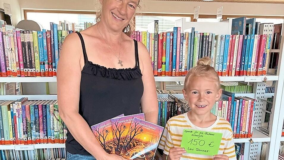 Büchereileiterin Sabine Rengsberger wird Levis Spende für die Anschaffung von neuen Büchern für Kinder verwenden. Büchereileiterin Sabine Rengsberger wird Levis Spende für die Anschaffung von neuen Büchern für Kinder verwenden.