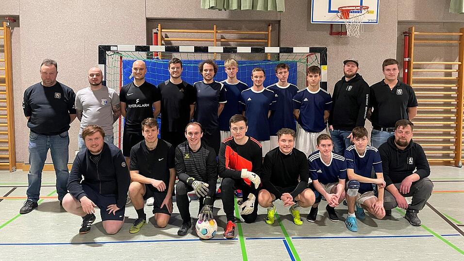 Die beiden Finalisten mit der Vorstandschaft und den Turnierleitern