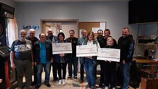 Bei der Spenden&uuml;bergabe: die Vertreter der Dorfgemeinschaft Erwin Sch&uuml;rzinger (v.l.), Ferdinand Stern, Walter Kramh&ouml;ller, Dorfsprecher Alois Pinzl, Elfriede Hartl, Thomas Sigl, Martin Goham, Corina Weish&auml;upl, Alexander Vogl, Christian Henry mit Tochter Hannah und Heinz Ernst