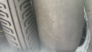 Nach einiger Benutzung „schuppen“ die Rennreifen. Reifen mit Profil werden nur bei nassen Streckenbedingungen aufgezogen
