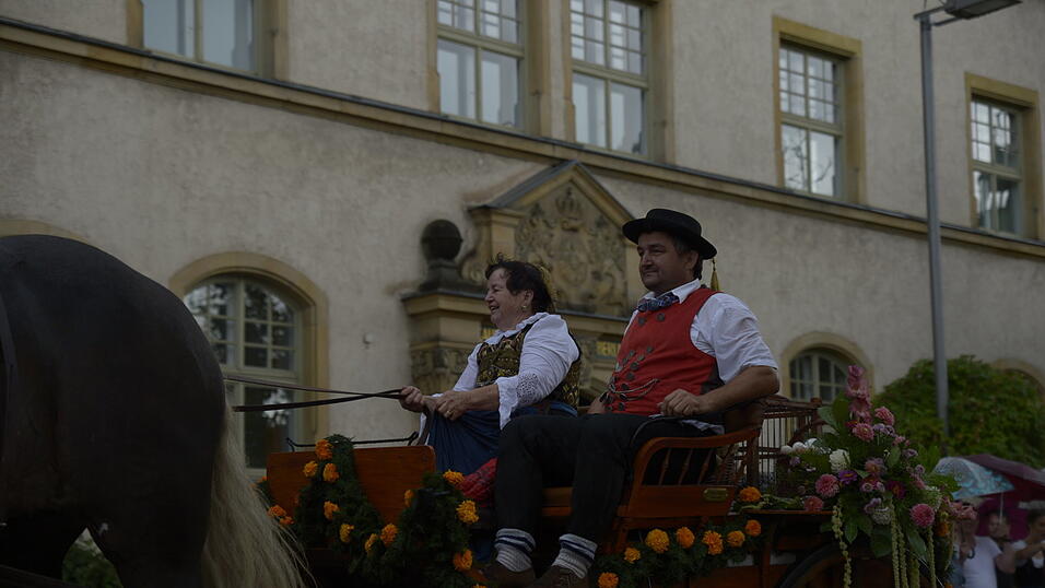 Zahlreiche Musik- und Trachtengruppen zogen nach dreij&auml;hriger Pause am Freitagabend zum Festplatz Am Hagen.&nbsp;