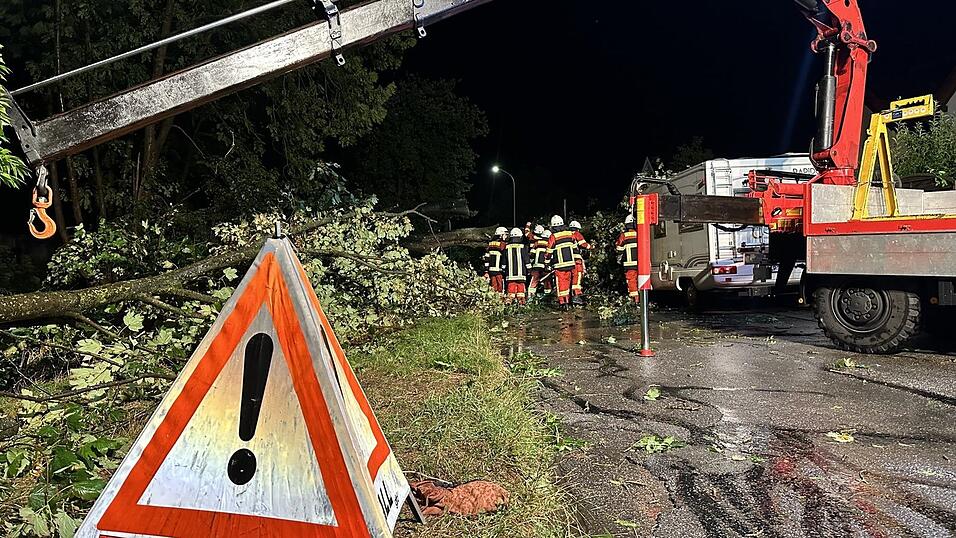 Die Freiwillige Feuerwehr Moosburg war zwischenzeitlich mit 40 Einsatzkräften und sieben Fahrzeugen im Einsatz. Die Freiwillige Feuerwehr Moosburg war zwischenzeitlich mit 40 Einsatzkräften und sieben Fahrzeugen im Einsatz.