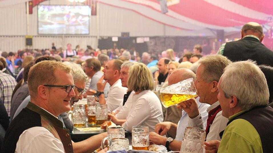 Voll soll es wieder im Festzelt werden, wie hier beim letzten Volksfest vor der Corona-Epidemie.&nbsp;
