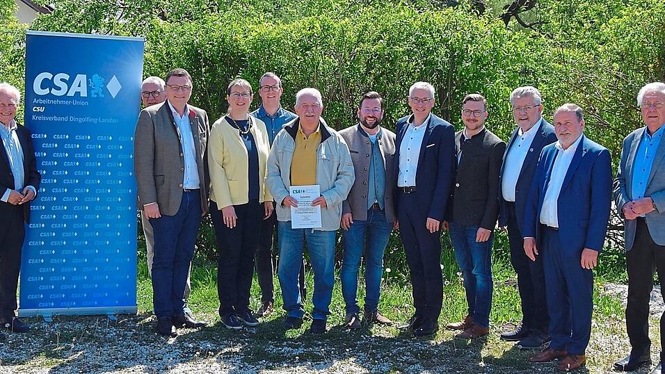 Erwin Huber, Xaver Franz, Günther Baumgartner, Andrea Fitz, Georg Neudecker, der Gewinner der Landtagsfahrt, Thomas Hieninger, Werner Bumeder, Valentin Walk, Herbert Wazula, Max Straubinger und Matthäus Strebl (von links).