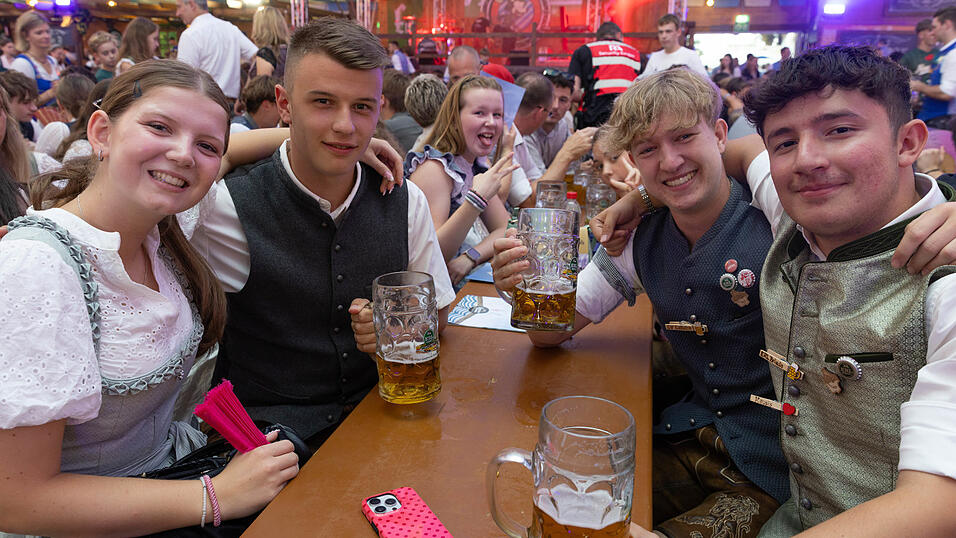 Die Partybilder vom Dienstag, 11. August, aus dem Festzelt Wenisch. Die Partybilder vom Dienstag, 11. August, aus dem Festzelt Wenisch.