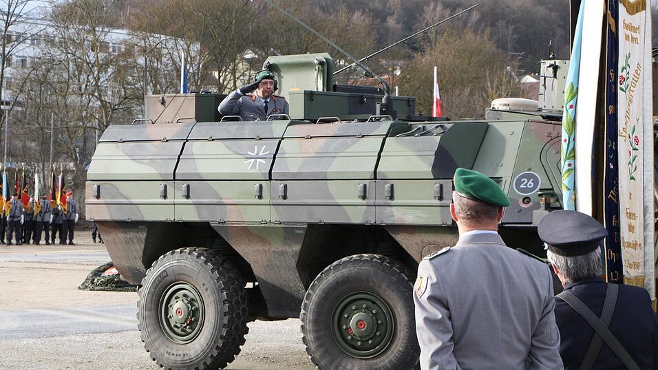 Nach zweieinhalb Jahren Dienst verabschiedet sich Generalmajor Andreas Kühne aus Cham. Zum Schluss drehte Kühne eine Runde im Truppentransporter Fuchs. Die Soldaten der 12. Panzerbrigade verabschiedeten sich von ihm mit ihren Schlachtrufen. Nach zweieinhalb Jahren Dienst verabschiedet sich Generalmajor Andreas Kühne aus Cham. Zum Schluss drehte Kühne eine Runde im Truppentransporter Fuchs. Die Soldaten der 12. Panzerbrigade verabschiedeten sich von ihm mit ihren Schlachtrufen.