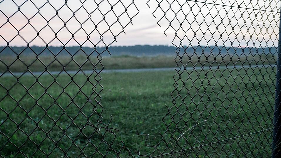 Gegen zwei Aktivisten, die sich im August vergangenen Jahres auf dem Rollfeld des Nürnberger Flughafens festgeklebt hatten, ist jetzt Anklage erhoben worden. (Archivbild)