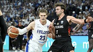 Auf die deutschen Basketballer um Franz Wagner (r) wartet im Achtelfinale Portugal.