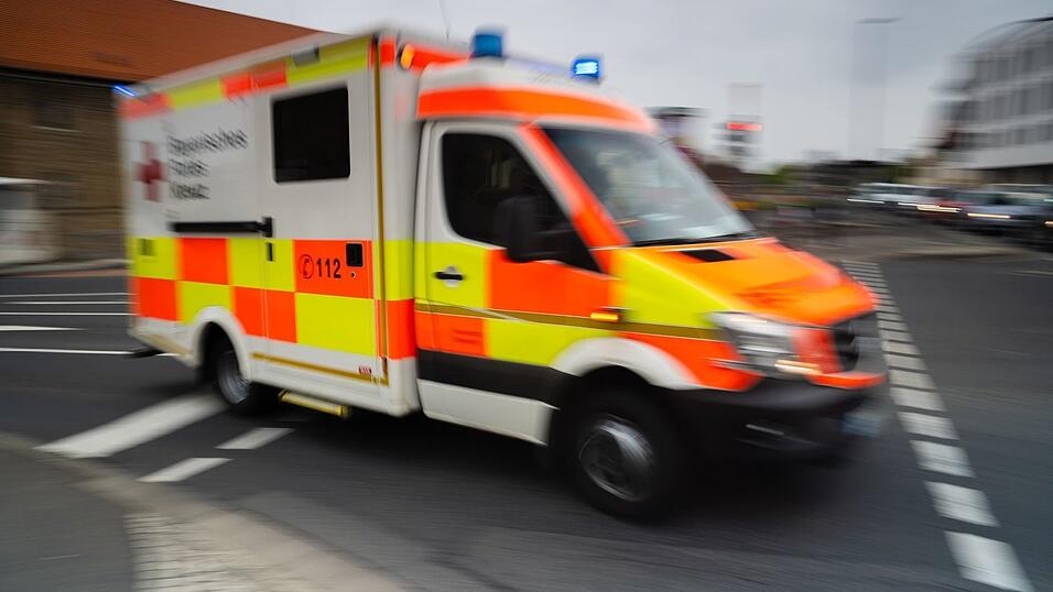 Bei einem Unfall auf der B2 sind mehrere Menschen schwer verletzt worden. (Symbolbild)