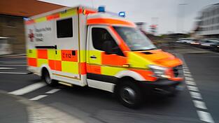 Bei einem Unfall auf der B2 sind mehrere Menschen schwer verletzt worden. (Symbolbild)