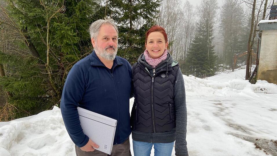Sie fühlen sich in Arrach mittlerweile „geschnitten und gemieden“: Silvia und Günther Greiner, die vor fünf Jahren aus Oberbayern in den Bayerischen Wald gezogen sind. Sie fühlen sich in Arrach mittlerweile „geschnitten und gemieden“: Silvia und Günther Greiner, die vor fünf Jahren aus Oberbayern in den Bayerischen Wald gezogen sind.