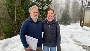 Sie f&uuml;hlen sich in Arrach mittlerweile &bdquo;geschnitten und gemieden&ldquo;: Silvia und G&uuml;nther Greiner, die vor f&uuml;nf Jahren aus Oberbayern in den Bayerischen Wald gezogen sind.
