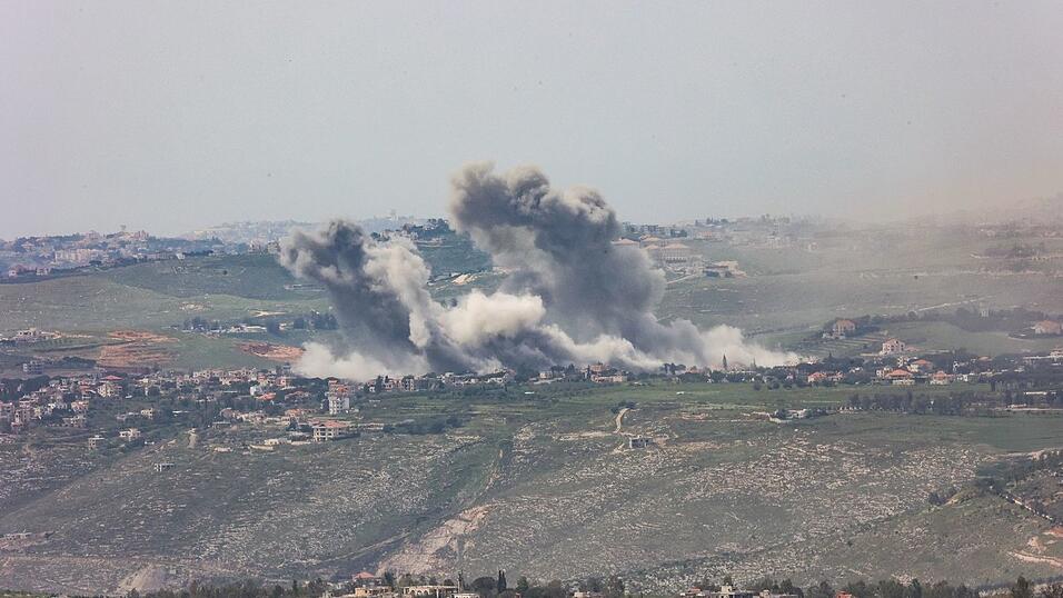 Trotz der Waffenruhe greift das israelische Militär weiterhin Stellungen der Hisbollah im Libanon an. Trotz der Waffenruhe greift das israelische Militär weiterhin Stellungen der Hisbollah im Libanon an.