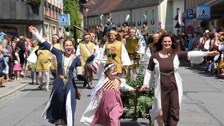 Die schönsten Augenblicke des historischen Drachenstich-Festzuges 2016. Die schönsten Augenblicke des historischen Drachenstich-Festzuges 2016.