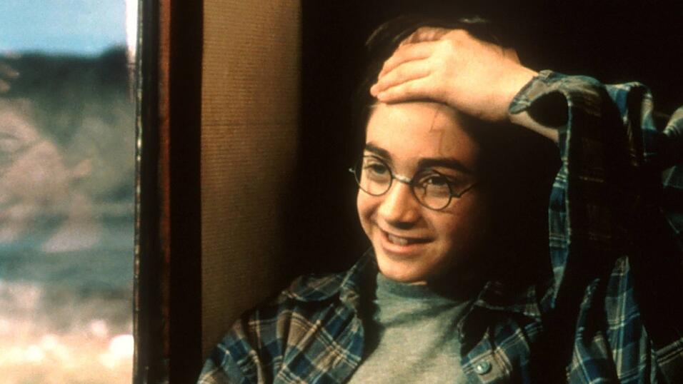 Im ersten Teil 'Harry Potter und der Stein der Weisen' zeigt Harry, gespielt von Daniel Radcliffe, im Hogwarts-Express seine Narbe auf der Stirn. Im ersten Teil 'Harry Potter und der Stein der Weisen' zeigt Harry, gespielt von Daniel Radcliffe, im Hogwarts-Express seine Narbe auf der Stirn.