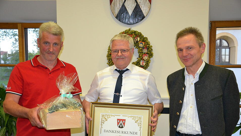 Sein Vize und Nachfolger Armin Stiegler von der CSU/UW (links) und Stephan Schmidt von der Unabh&auml;ngigen Liste (rechts) &uuml;bereichten B&uuml;rgermeister Gerhard Zeitler eine Dankesurkunde und ein Geschenk.