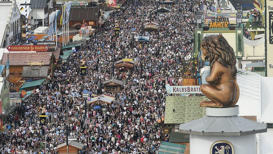 Massen drängen auf der Wiesn. (Archivbild) Massen drängen auf der Wiesn. (Archivbild)