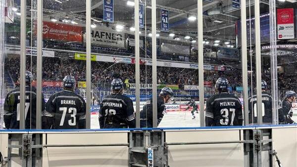 Ganz nah an den Spielern dran sind auch die Eismeister. Hier der Blick beim Aufwärmen. Danke an das Bild Jonas Hierold!