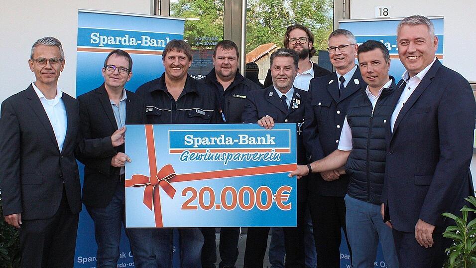 Michael Gruber (ganz links) und Manfred Decker (ganz rechts) überreichen den Vertretern fünf Chamer Organisationen einen Scheck über von 20.000 Euro. Michael Gruber (ganz links) und Manfred Decker (ganz rechts) überreichen den Vertretern fünf Chamer Organisationen einen Scheck über von 20.000 Euro.