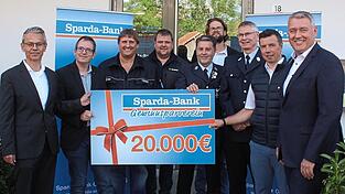 Michael Gruber (ganz links) und Manfred Decker (ganz rechts) überreichen den Vertretern fünf Chamer Organisationen einen Scheck über von 20.000 Euro.