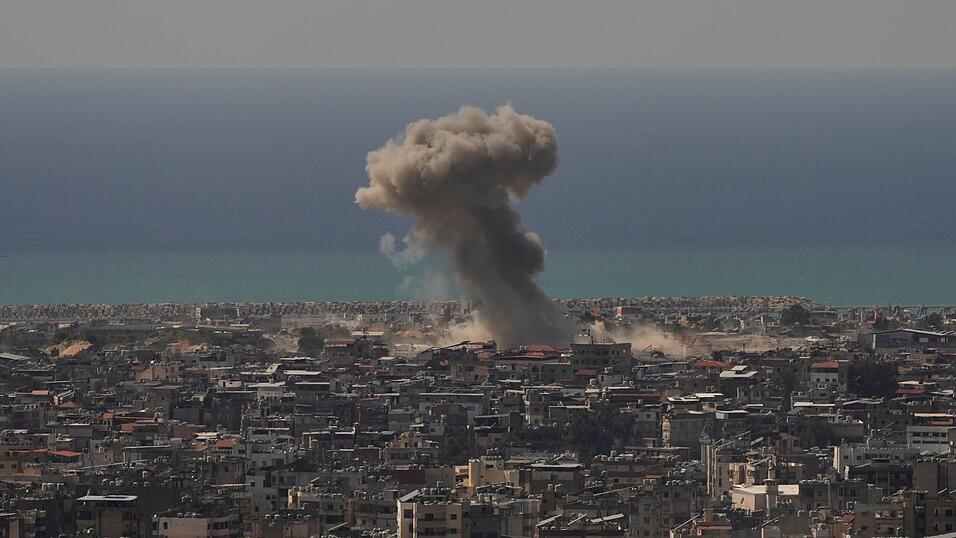 Israel bombardierte am Mittwoch zahlreiche Hisbollah-Ziele im Libanon – dabei wurden mehr als 300 Menschen getötet. Israel bombardierte am Mittwoch zahlreiche Hisbollah-Ziele im Libanon – dabei wurden mehr als 300 Menschen getötet.