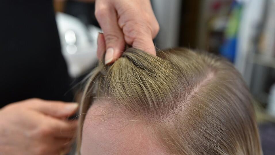 Noch ein Frisurenvorschlag: Nun wird von beiden Seiten nach hinten geflochten. Die Haare zunächst seitlich scheiteln und auf der größeren abgeteilten Seite mit dem Flechten beginnen. Dazu vorne drei nicht zu dünne Haarsträhnen abteilen und mit der vordersten Strähne 1 beginnen. Nun Strähne 1 über Strähne 2 legen, dann Strähne 2 fallen lassen. Eine neue Strähne 3 nehmen und über Strähne 1 legen. So entsteht der 'Wasserfall-Effekt'. Wiederholen Sie das Ganze bis zum Hinterkopf. Noch ein Frisurenvorschlag: Nun wird von beiden Seiten nach hinten geflochten. Die Haare zunächst seitlich scheiteln und auf der größeren abgeteilten Seite mit dem Flechten beginnen. Dazu vorne drei nicht zu dünne Haarsträhnen abteilen und mit der vordersten Strähne 1 beginnen. Nun Strähne 1 über Strähne 2 legen, dann Strähne 2 fallen lassen. Eine neue Strähne 3 nehmen und über Strähne 1 legen. So entsteht der 'Wasserfall-Effekt'. Wiederholen Sie das Ganze bis zum Hinterkopf.