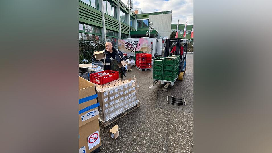 Arno Birkenfelder (links) sortiert vor der Zentrale der Rengschburger Herzen gespendete Lebensmittel. Anschlie&szlig;end werden die Waren an die Bed&uuml;rftigen in Regensburg oder an andere Vereine weiterverteilt.