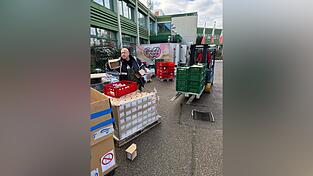 Arno Birkenfelder (links) sortiert vor der Zentrale der Rengschburger Herzen gespendete Lebensmittel. Anschlie&szlig;end werden die Waren an die Bed&uuml;rftigen in Regensburg oder an andere Vereine weiterverteilt.