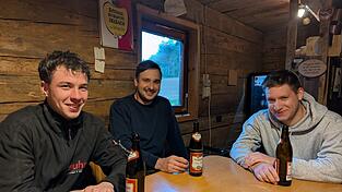 Im zur Stube umgebauten Troidkasten auf dem Bauernhof in Lehen am Rande der Gemeinde Prackenbach werden Pläne ausgeheckt. Sebastian Fleischmann (v.l.), Michael Fleischmann und Quirin Vogl erzählen von der heurigen Ausbeute: Den Viechtacher und den Prackenbacher Maibaum haben sie sich geholt. Fotos: Im zur Stube umgebauten Troidkasten auf dem Bauernhof in Lehen am Rande der Gemeinde Prackenbach werden Pläne ausgeheckt. Sebastian Fleischmann (v.l.), Michael Fleischmann und Quirin Vogl erzählen von der heurigen Ausbeute: Den Viechtacher und den Prackenbacher Maibaum haben sie sich geholt. Fotos: