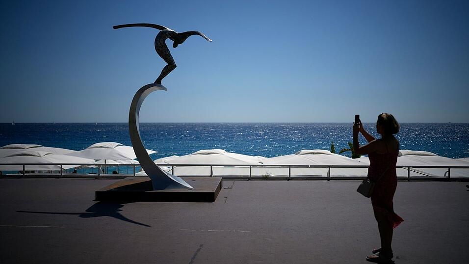 Eine Skulptur erinnert an der Strandpromenade von Nizza an die Opfer des Anschlags vom 14. Juli 2016. (Archivbild) Eine Skulptur erinnert an der Strandpromenade von Nizza an die Opfer des Anschlags vom 14. Juli 2016. (Archivbild)
