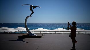 Eine Skulptur erinnert an der Strandpromenade von Nizza an die Opfer des Anschlags vom 14. Juli 2016. (Archivbild) Eine Skulptur erinnert an der Strandpromenade von Nizza an die Opfer des Anschlags vom 14. Juli 2016. (Archivbild)