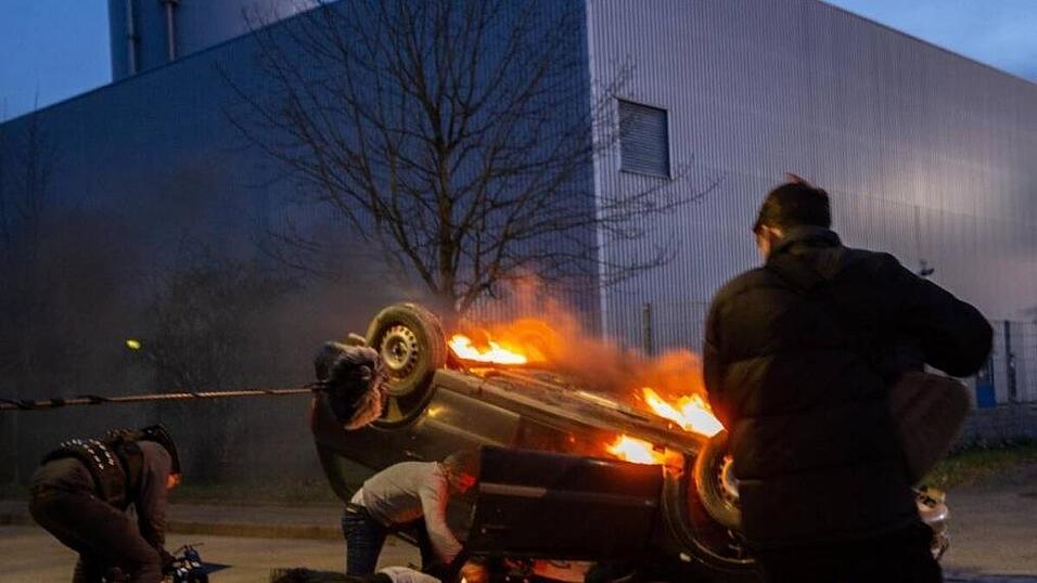 Erol Sander als Retter in einer Stuntszene, die in Plattling gedreht wurde. Erol Sander als Retter in einer Stuntszene, die in Plattling gedreht wurde.